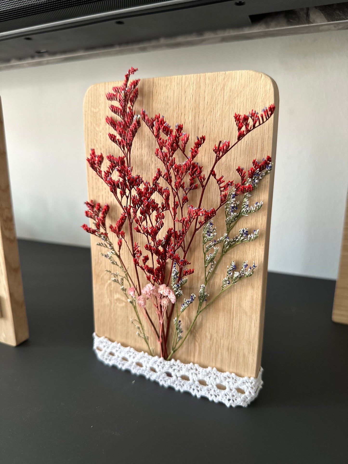 Holzschild mit Trockenblumenstrauß