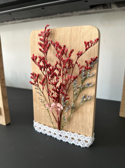 Holzschild mit Trockenblumenstrauß