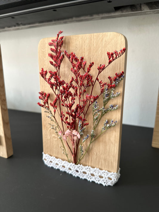 Holzschild mit Trockenblumenstrauß