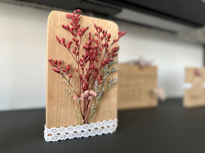 Holzschild mit Trockenblumenstrauß